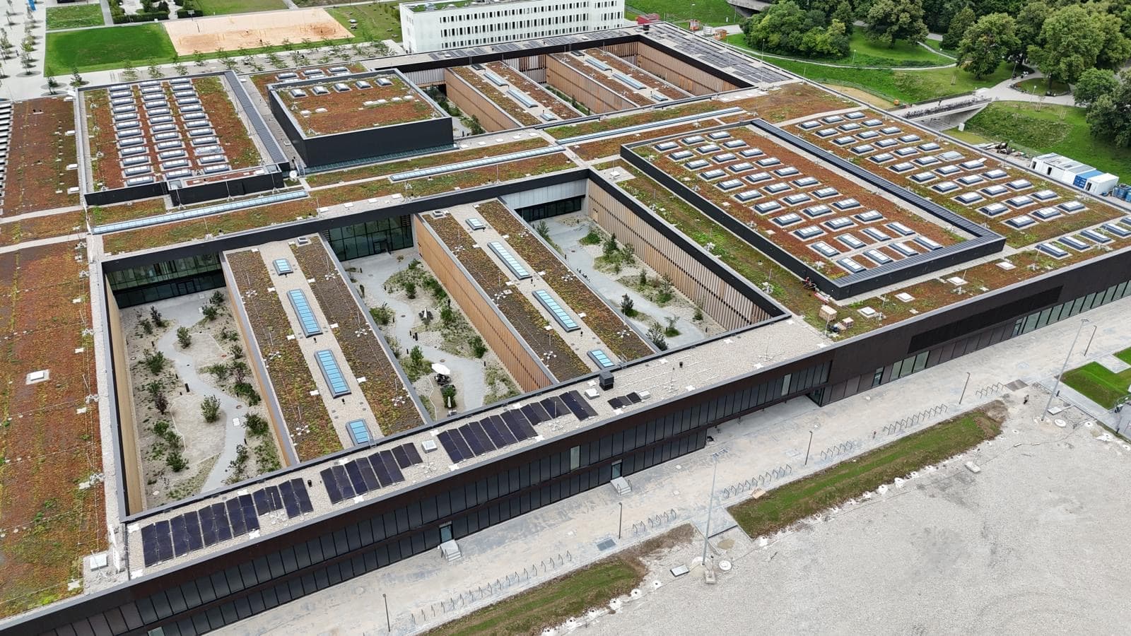 Gewerbliche Photovoltaikanlage von Profisolar Bau