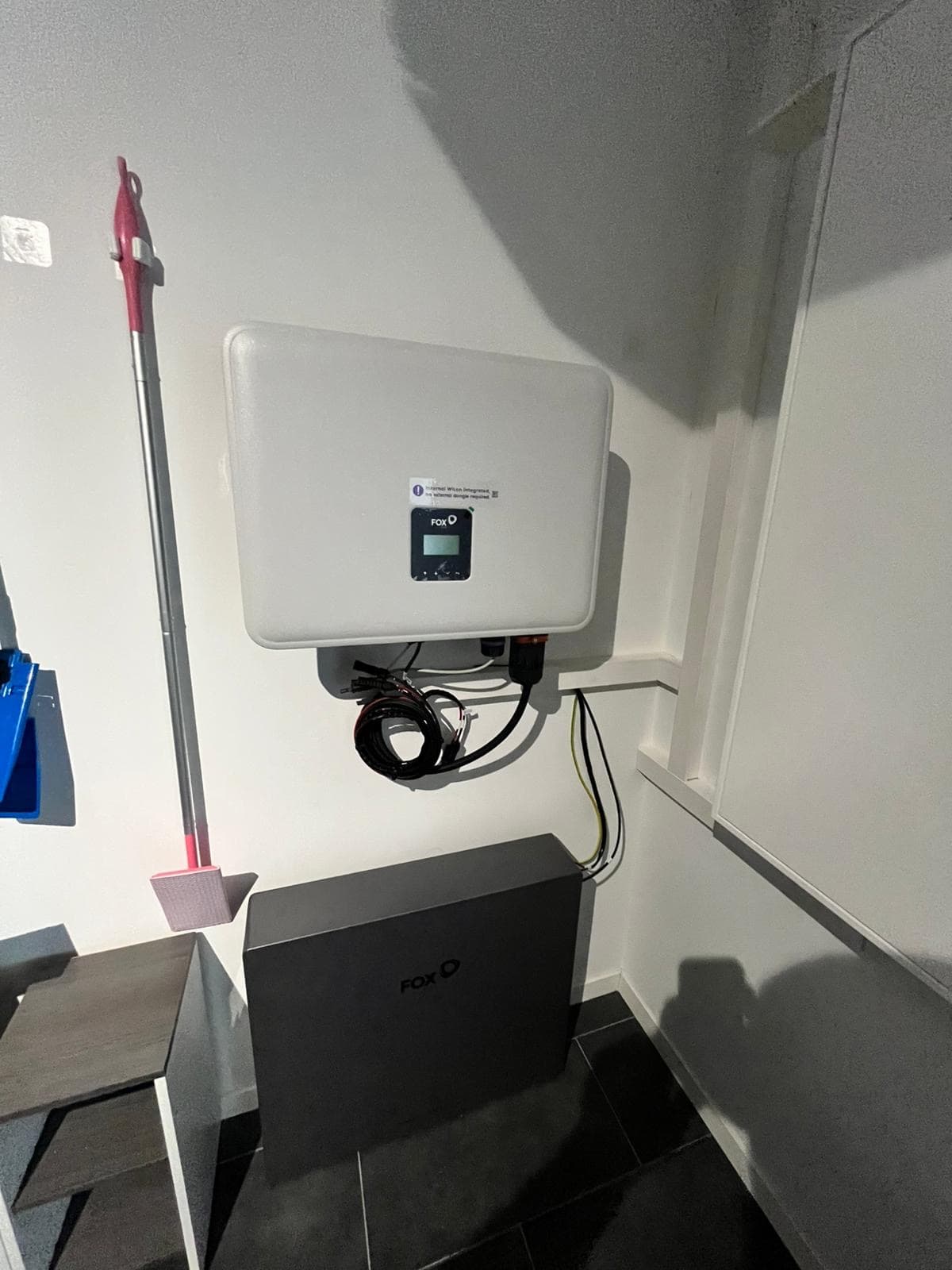 Wärmepumpe und Speicher im Hauswirtschaftsraum