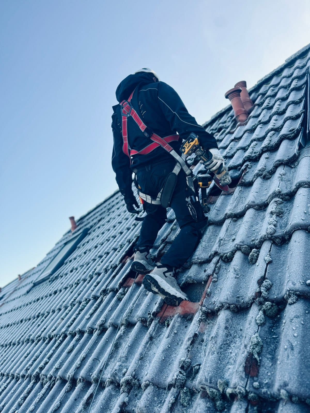 Montage einer Photovoltaik-Anlage auf dem Dach