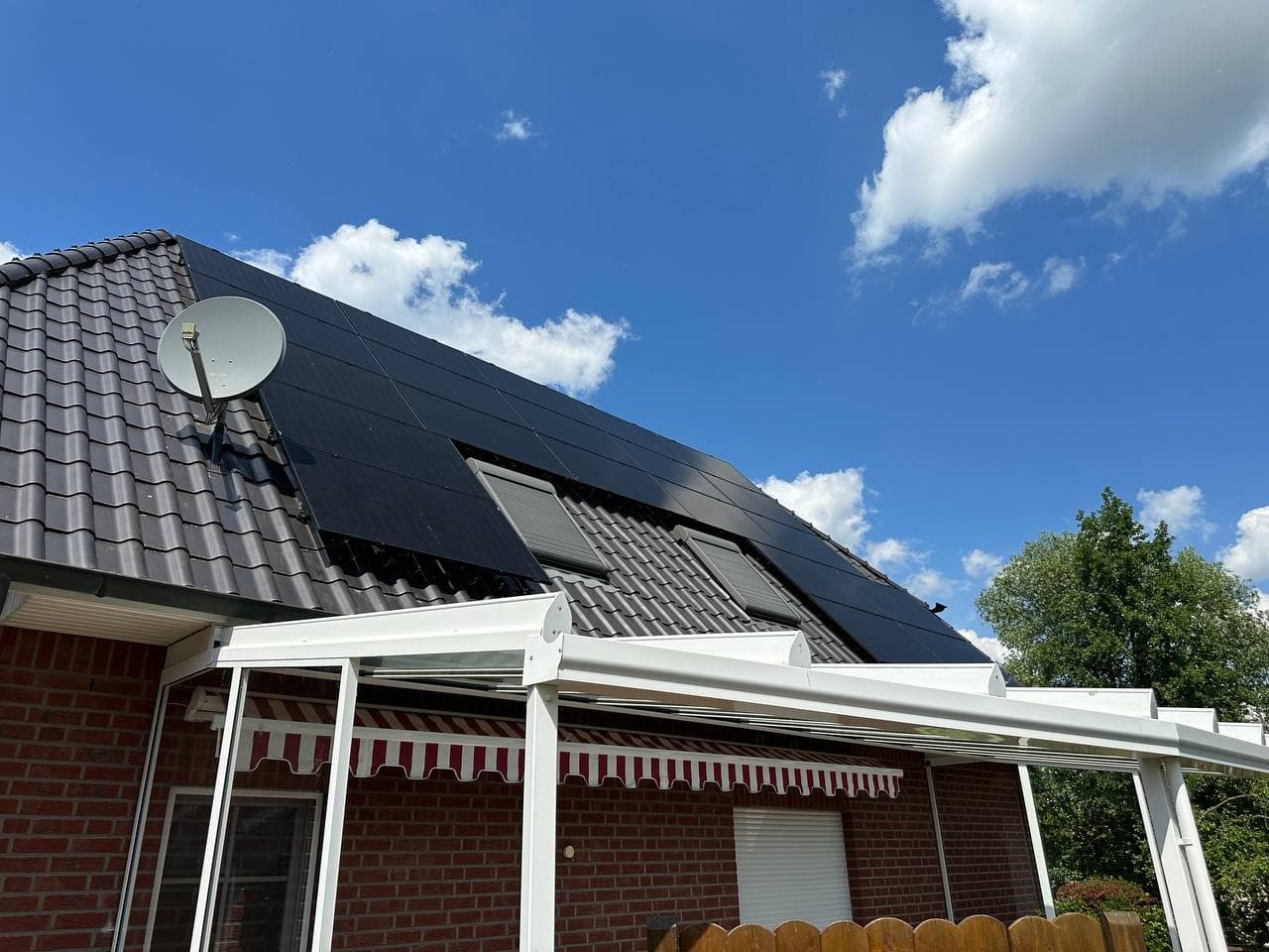 Module auf einem Mehrfamilienhaus